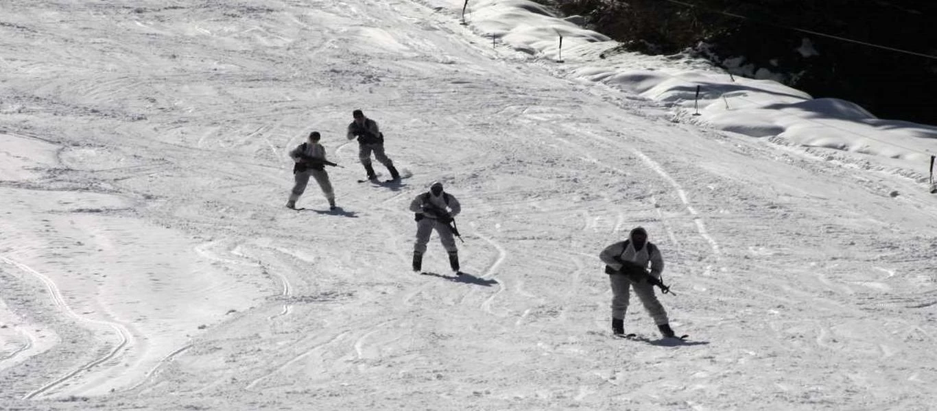 Τα «Κομάντο στα χιόνια» – Επιθετική η χειμερινή εκπαίδευση των Σπουδαστών της ΣΜΥ!